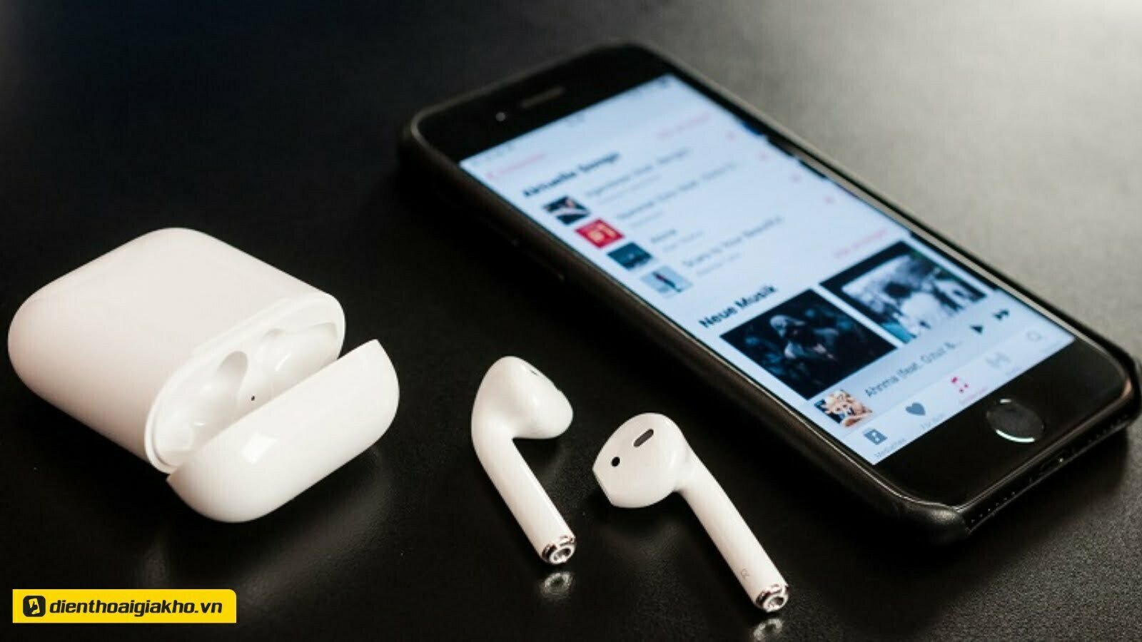 Người dùng rút sạc tai nghe Bluetooth khi pin đầy để bảo vệ tuổi thọ