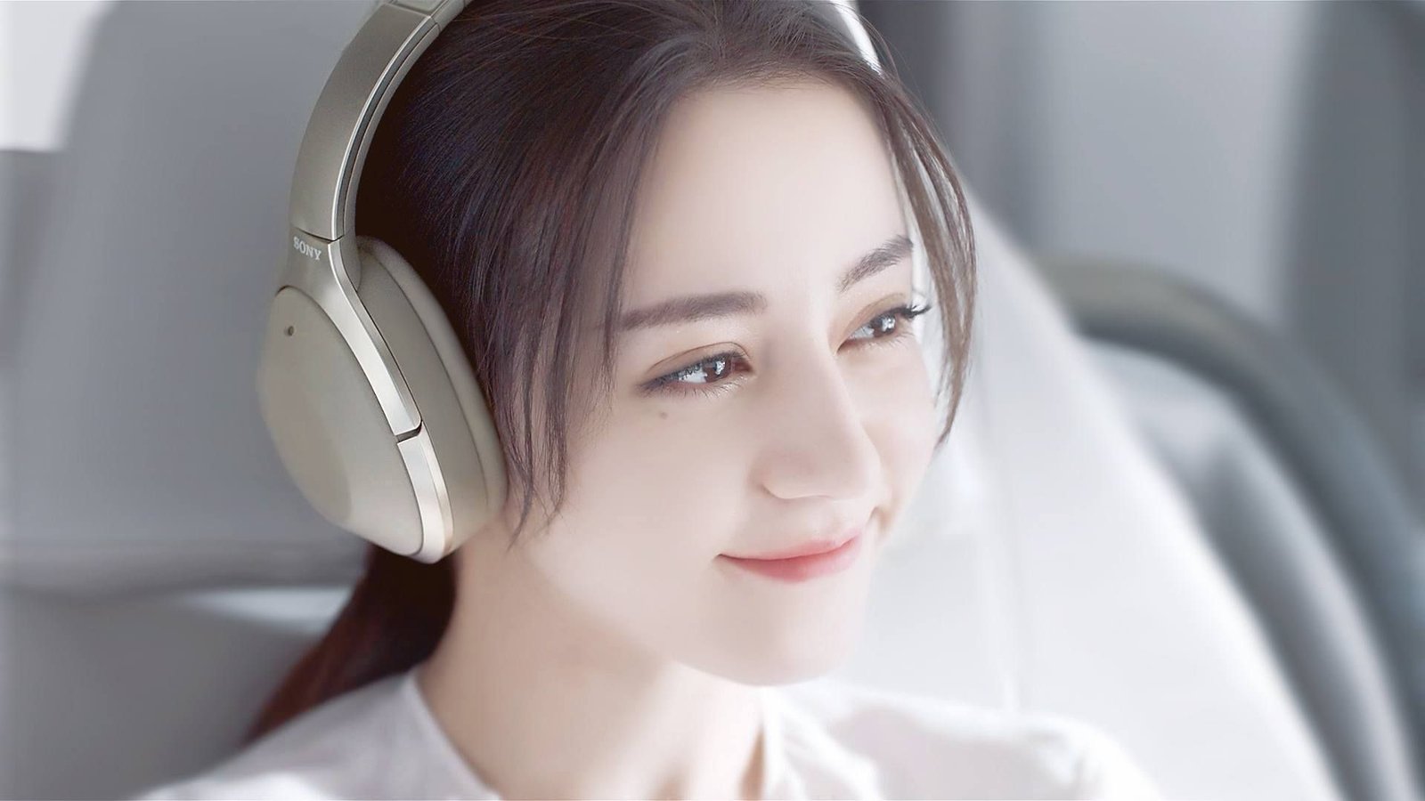 Người dùng tận hưởng âm nhạc từ tai nghe Bluetooth