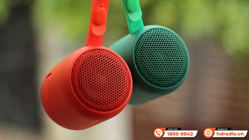 Người dùng tận hưởng âm thanh từ hai loa Bluetooth được kết nối với điện thoại Android