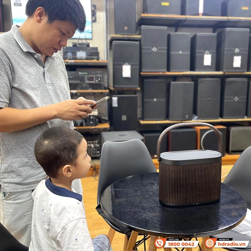 người dùng trải nghiệm loa bluetooth b&amp;o
