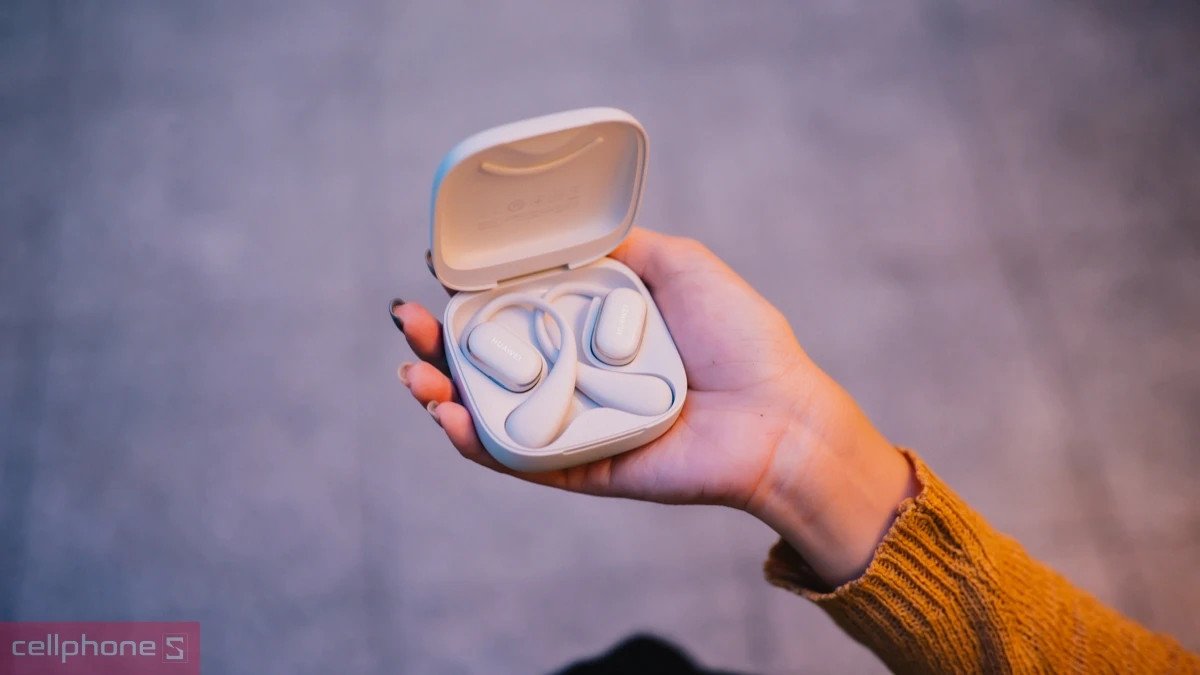 Người dùng trải nghiệm tai nghe Bluetooth Huawei