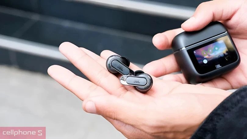 Người dùng trải nghiệm tai nghe bluetooth kết nối với điện thoại