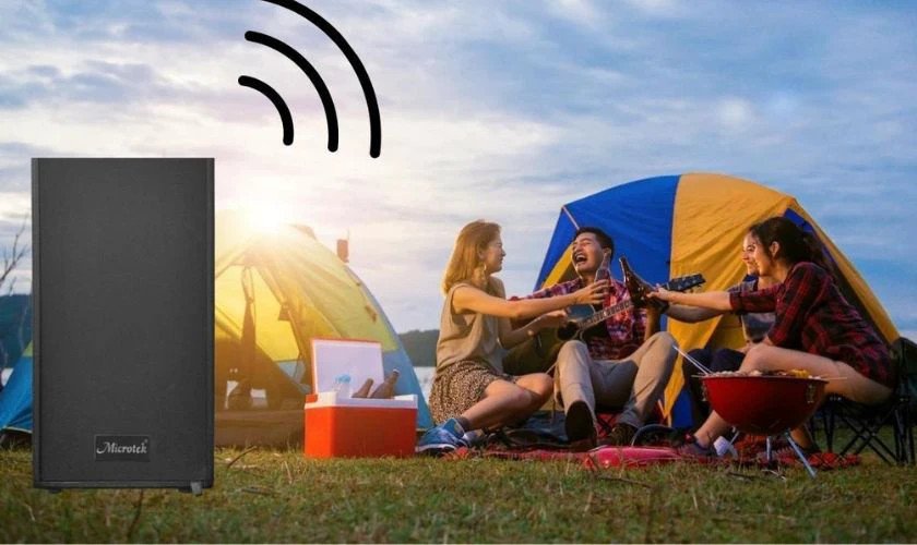 Người dùng vui vẻ hát karaoke với loa kéo qua kết nối Bluetooth không dây