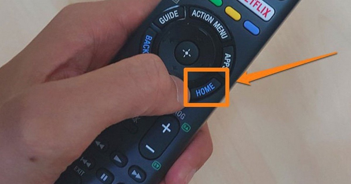 Nhấn nút HOME trên điều khiển tivi Sony Bravia để vào menu chính