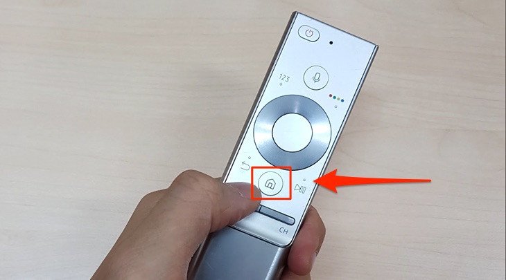 Nhấn nút Home trên remote Samsung để bắt đầu quá trình kết nối loa Bluetooth
