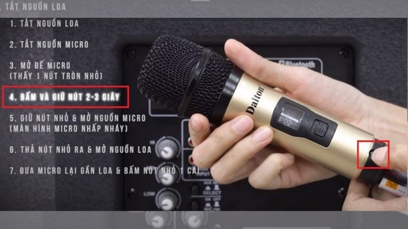 Nhấn và giữ nút nguồn nhỏ 2-3 giây