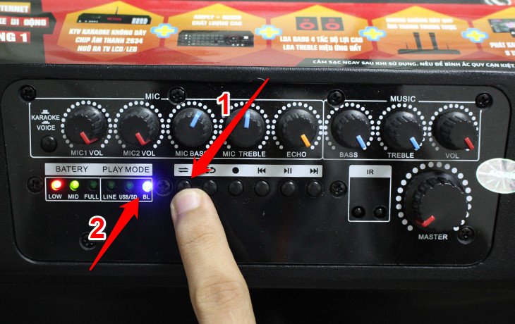 Nút chuyển chế độ và đèn báo Bluetooth nhấp nháy trên bảng điều khiển loa kéo, sẵn sàng ghép nối Bluetooth.