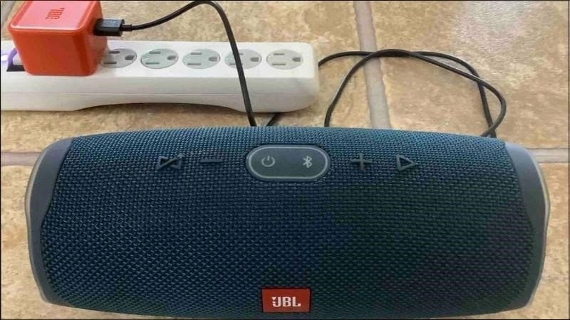 Sạc pin cho loa Bluetooth khi gặp lỗi không lên nguồn hoặc kết nối.