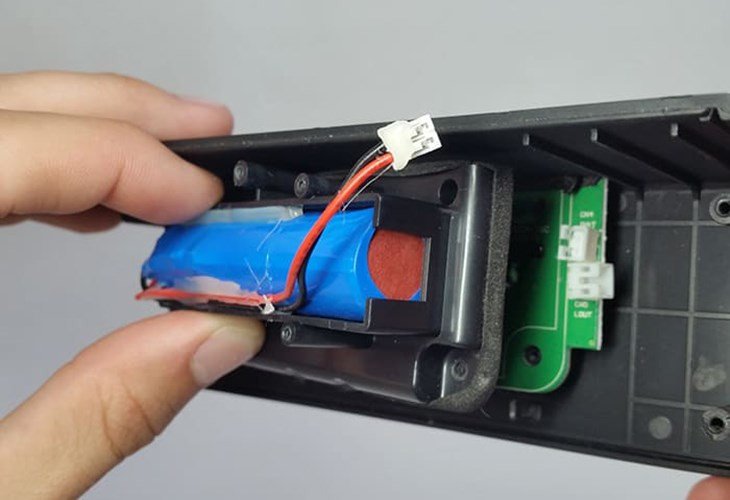 Sạc pin loa bluetooth bằng bộ sạc chính hãng để bảo vệ pin