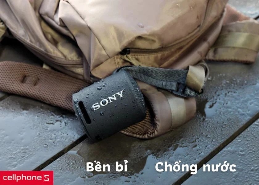 Sony SRS-XB13 Extra Bass màu xanh dương đặt trên bề mặt, thể hiện độ bền bỉ.