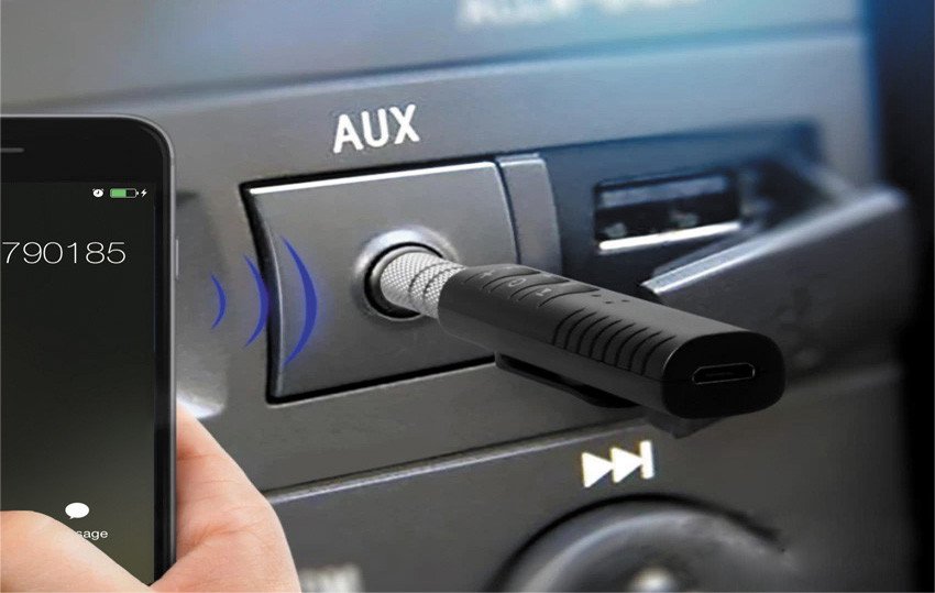 Sử dụng cổng AUX để kết nối điện thoại với hệ thống âm thanh trên xe ô tô