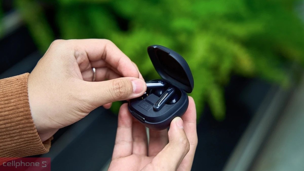 Tai nghe bluetooth Anker bên cạnh điện thoại thông minh, minh họa khả năng kết nối không dây