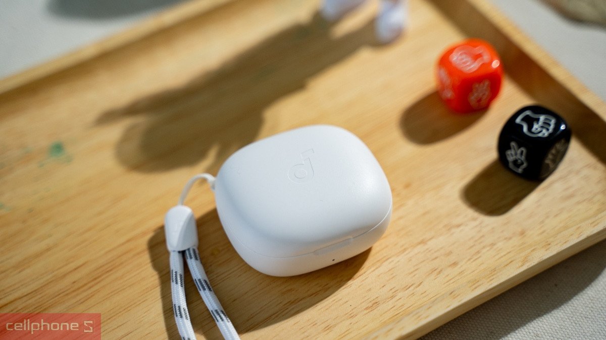 Tai nghe bluetooth Anker Soundcore màu đen cùng hộp sạc gọn nhẹ