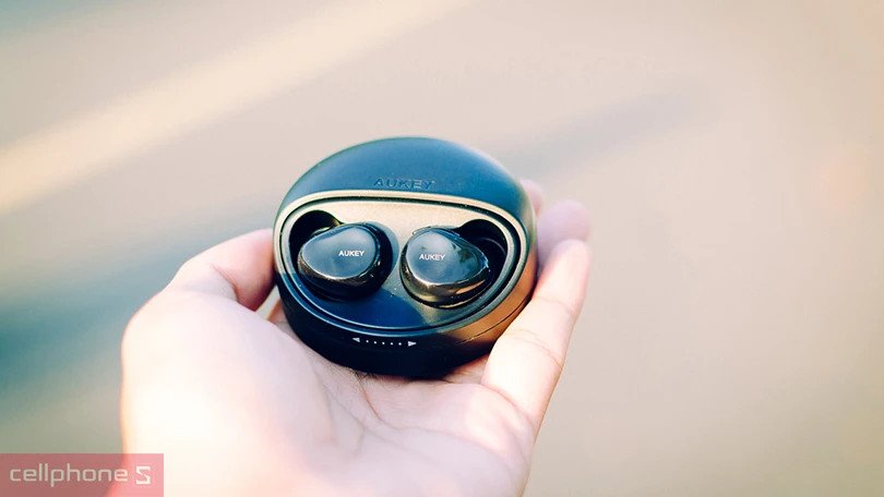Tai nghe bluetooth Aukey màu đen tối giản