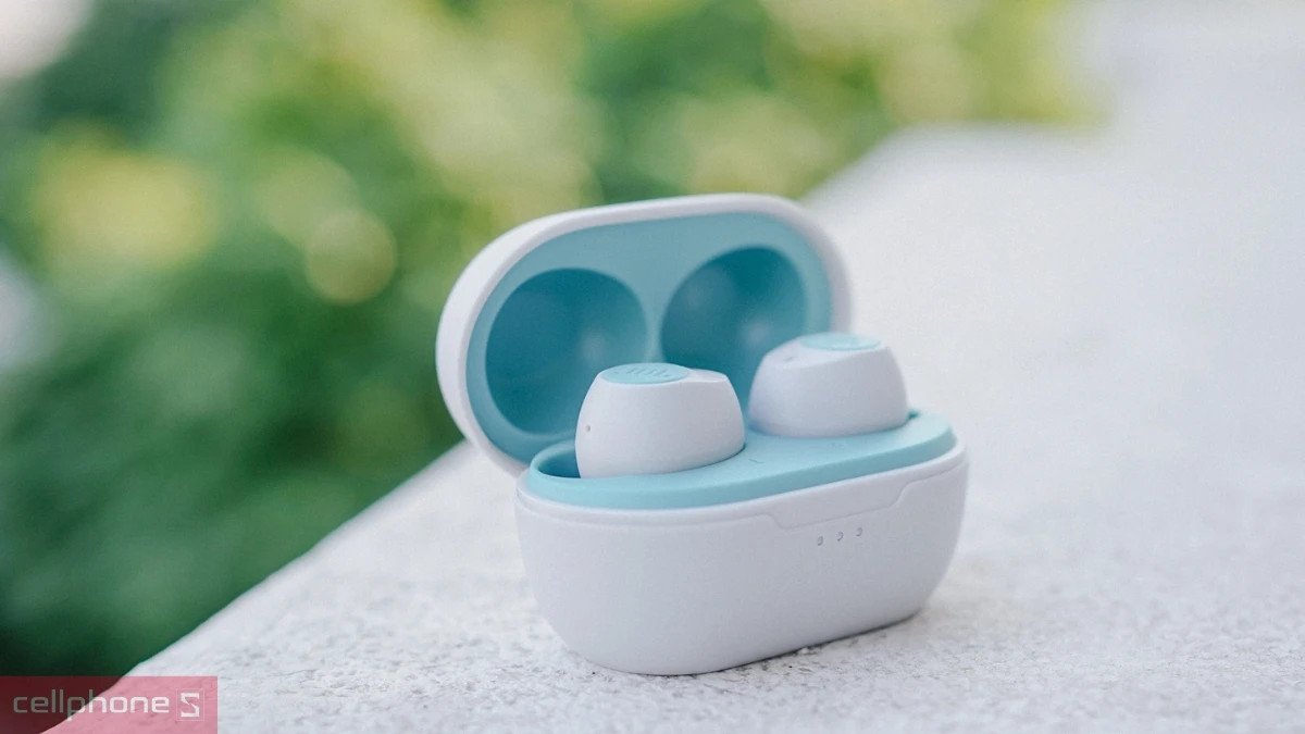 Tai nghe bluetooth JBL với thiết kế hiện đại trên nền trắng