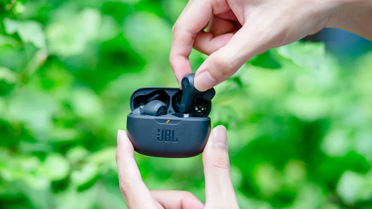 Tai nghe bluetooth JBL Wave Beam màu xanh, thiết kế tiện lợi