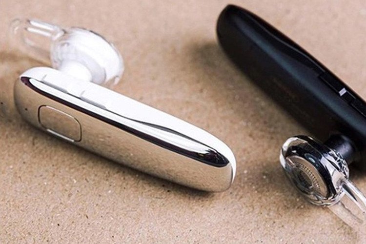 Tai nghe bluetooth một bên Remax T32 với thiết kế hiện đại, móc vành tai chắc chắn, tích hợp công nghệ giảm ồn.