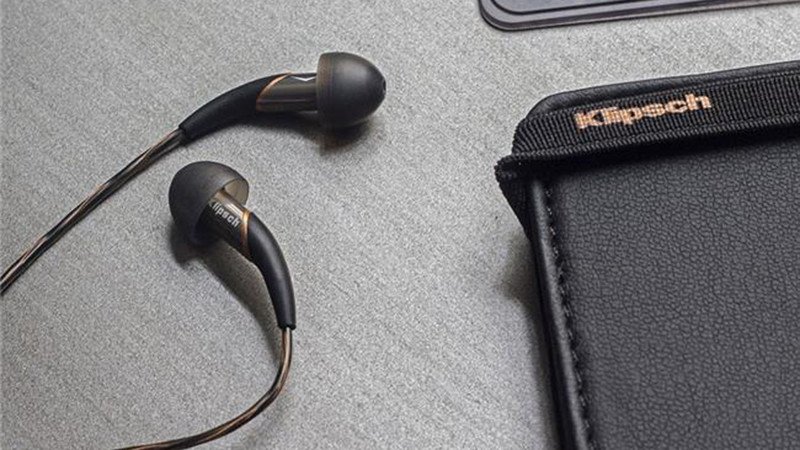 Tai nghe bluetooth nhét tai loại In-ear với nút cao su có thể tháo rời.