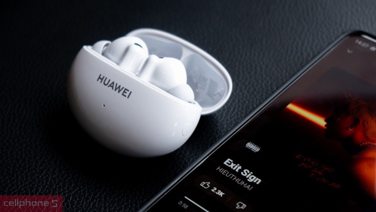 Tai nghe Huawei FreeBuds 4i đang được sử dụng