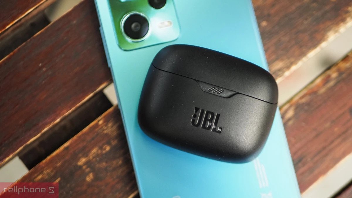 Tai nghe nhét tai True Wireless JBL Bluetooth trong hộp sạc