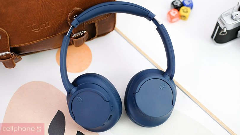 Tai nghe Sony WH-CH720N màu đen nhìn từ góc cạnh với các nút điều khiển