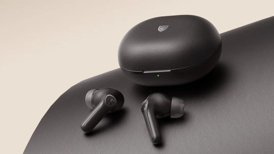 Tai nghe SoundPEATS Life màu đen với thiết kế in-ear gọn gàng, thể hiện khả năng chống ồn chủ động và chất lượng âm thanh cao cấp của tai nghe bluetooth tốt nhất.