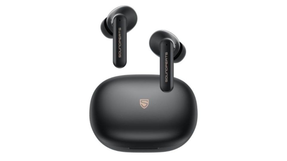Tai nghe SoundPEATS Mac màu đen với hộp sạc hình hạt đậu, thể hiện thiết kế bền bỉ và kháng nước vượt trội, điển hình cho tai nghe bluetooth tốt nhất dành cho người năng động.