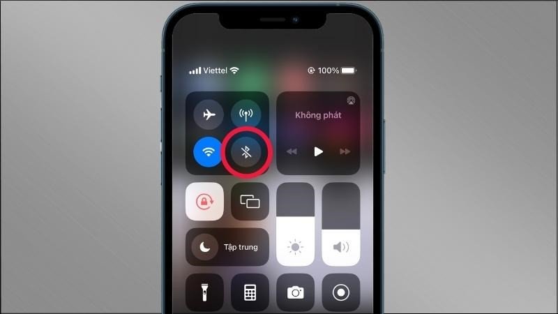 Tắt Bluetooth trên điện thoại để reset và khắc phục lỗi kết nối.