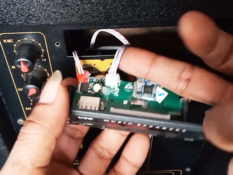 Thận trọng rút bo mạch Bluetooth cũ ra khỏi vị trí