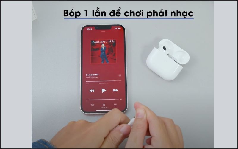 Thao tác bóp một lần trên AirPods để điều khiển nhạc và cuộc gọi với điện thoại iP