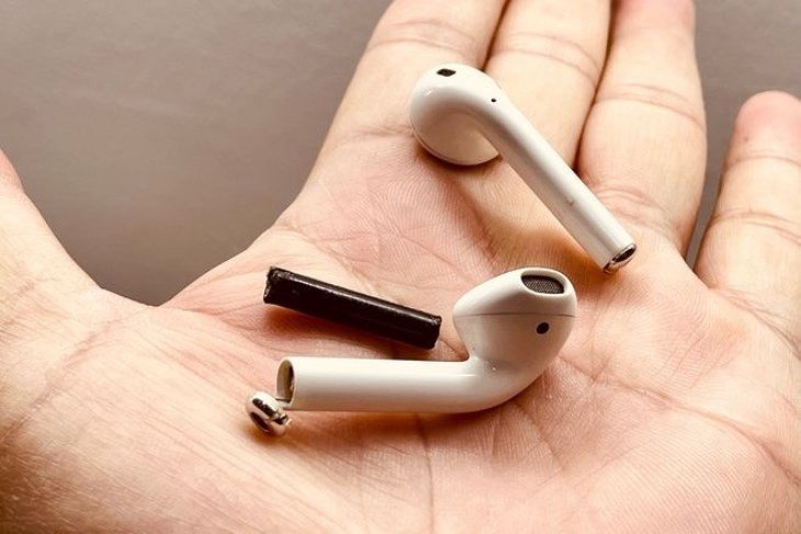 Thay pin tại cửa hàng uy tín khi tai nghe Bluetooth bị hỏng pin.