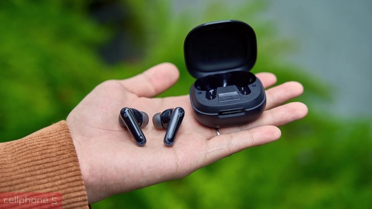 Thiết kế công thái học của tai nghe bluetooth Anker trong lòng bàn tay, mang lại cảm giác thoải mái