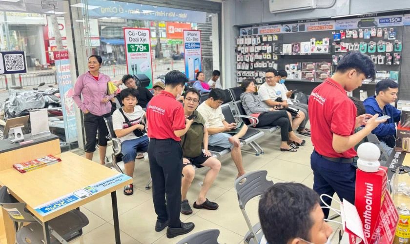 Thợ chuyên nghiệp sửa tai nghe Bluetooth tại trung tâm bảo hành