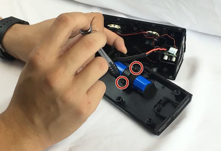 Thực hiện thay pin loa bluetooth bằng tua vít chuyên dụng