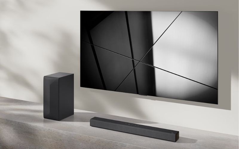 Tivi LG UHD kết hợp cùng loa thanh LG S40T cải thiện đáng kể âm trầm và độ rõ nét của âm thanh.