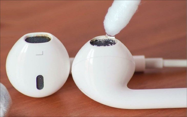 Vệ sinh định kỳ cổng sạc và tai nghe để tránh bụi bẩn gây lỗi sạc và nguồn.