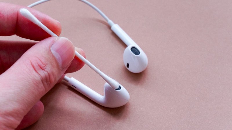 Vệ sinh nhẹ nhàng màng loa tai nghe Earbud bằng tăm bông.