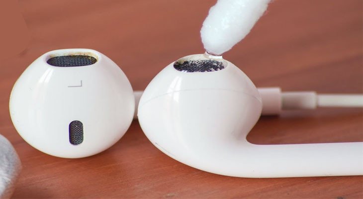 Vệ sinh tai nghe bluetooth đúng cách