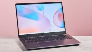 Acer Chromebook Plus 514 mở trên bàn làm việc với nền màu hồng