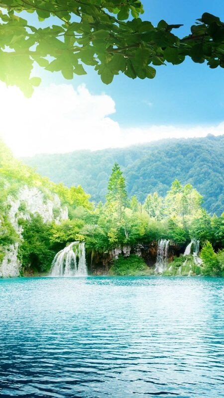 Ảnh nền điện thoại phong cảnh đẹp với cây cầu nhỏ bắc ngang suối