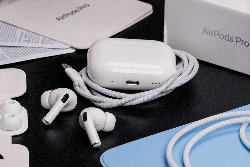 Apple AirPods Pro 2 với hộp sạc đang được sử dụng