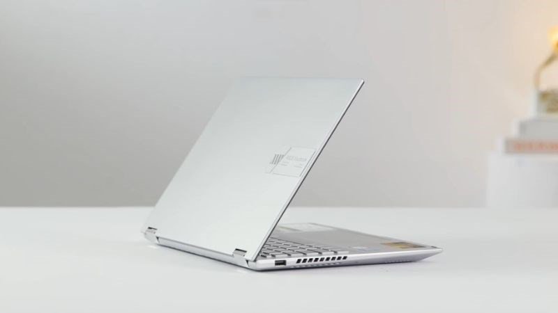 Asus Vivobook S 14 Flip TP3402VA với màn hình cảm ứng, minh họa cho dòng **laptop cấu hình mạnh giá rẻ** đa năng.