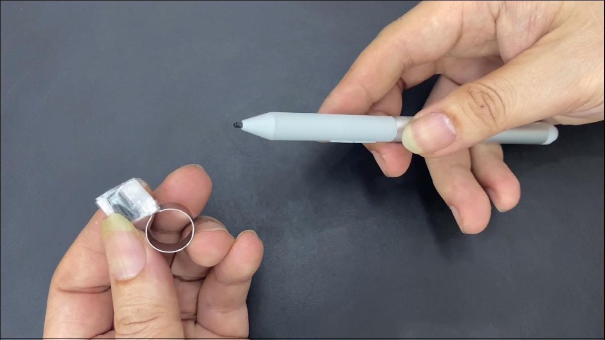 Bạn có thể tháo ngòi bút cũ bằng dụng cụ đi kèm với bút, hoặc dùng một chiếc kẹp nhỏ. Sau đó, lắp ngòi bút mới vào