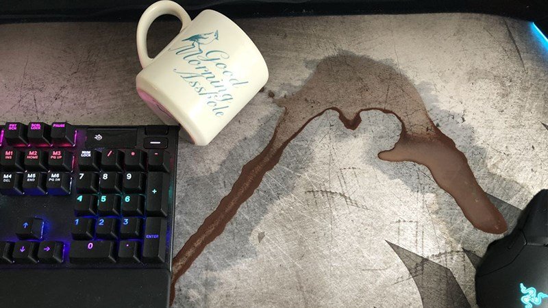 Bàn di chuột bẩn có thể là nguyên nhân chuột tự di chuyển