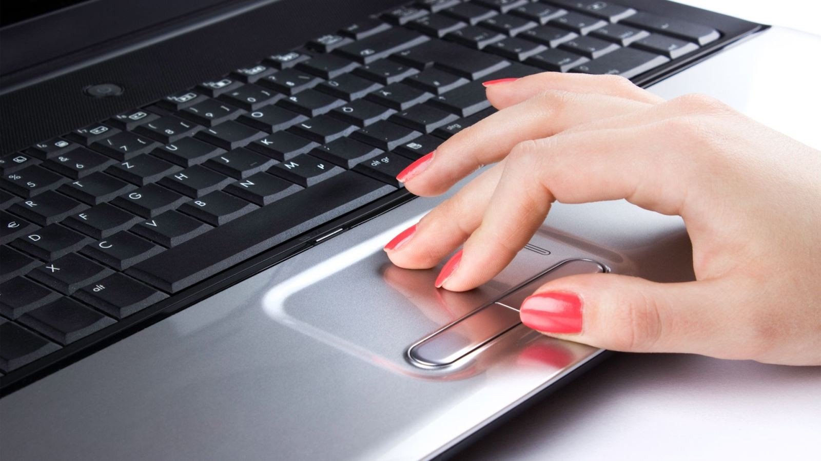 Bàn di chuột cảm ứng (touchpad) trên laptop, minh họa việc sử dụng chuột máy tính tích hợp.