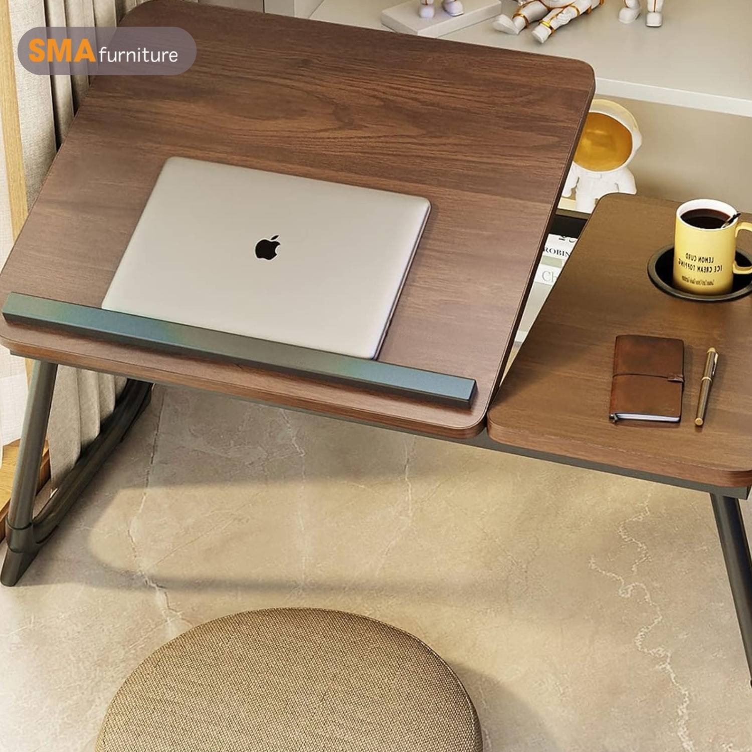 Bàn kê laptop trên giường với kích thước mặt bàn rộng rãi