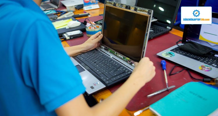 Bàn làm việc với nhiều laptop đang được kỹ thuật viên Sửa chữa laptop 24h.com Bách Khoa tiến hành sửa chữa phần cứng chuyên nghiệp