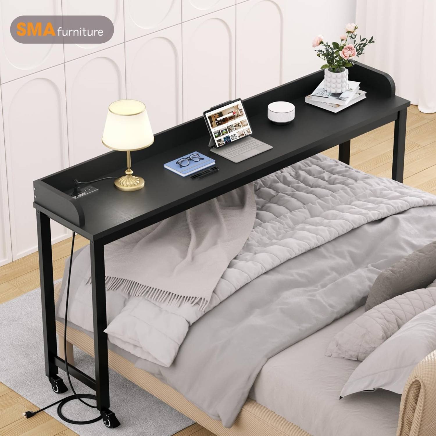 Bàn laptop nằm trên giường giúp người dùng thoải mái làm việc