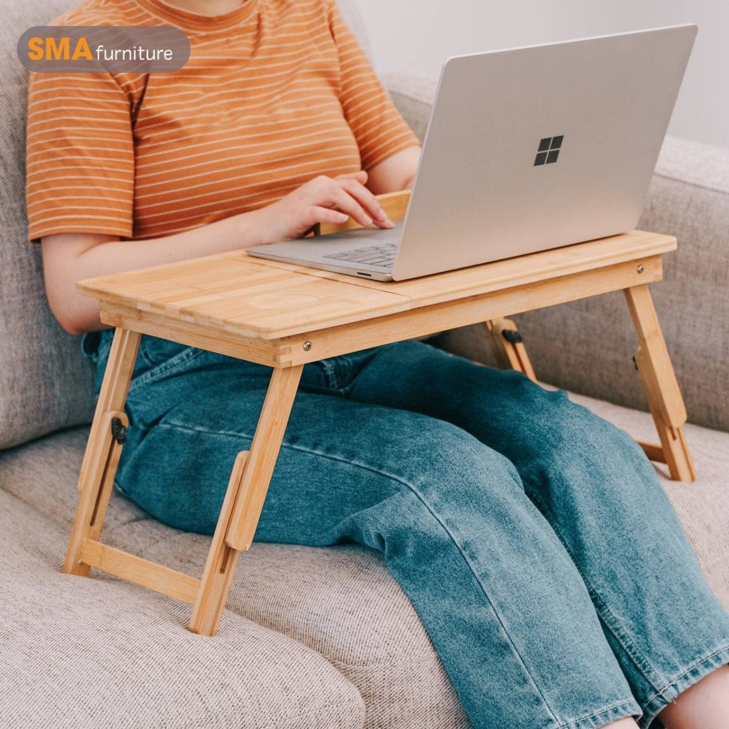 Bàn laptop nằm trên giường với mức giá phải chăng