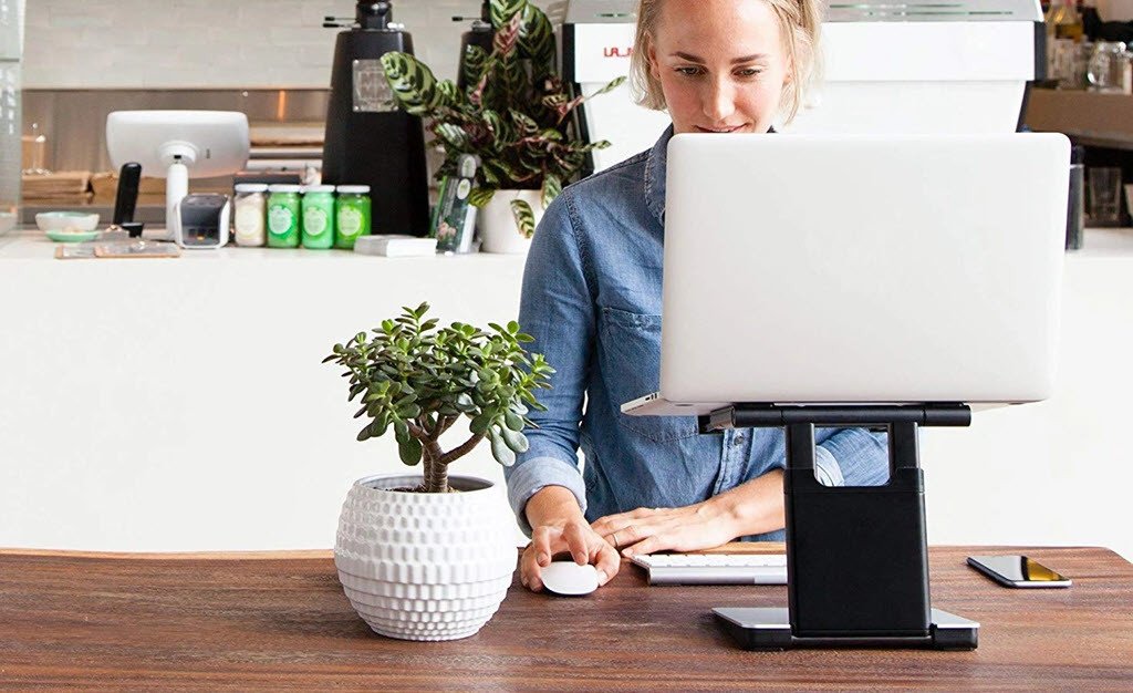 Bàn laptop trên giường với thiết kế đa năng, có thể điều chỉnh